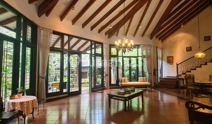 Hidden Gem 3 Minutes from Lebak Bulus, Ready-to-Occupy House, Nice and Spacious Garden