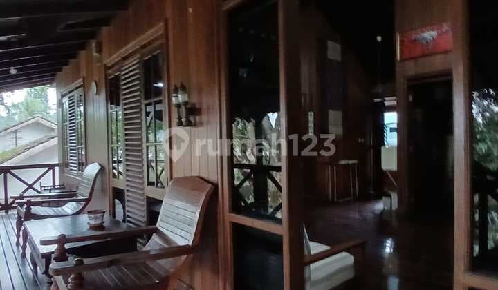 Rumah Villa Eksotik dan Elegan Model Panggung Terbuat Dari Kayu Ulin di Komplek Perumahan Green Apple Cipanas Puncak Cianjur