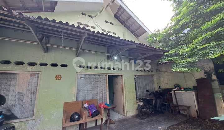 Old house in an alley near RSCM UI Salemba in Central Jakarta, suitable for boarding.