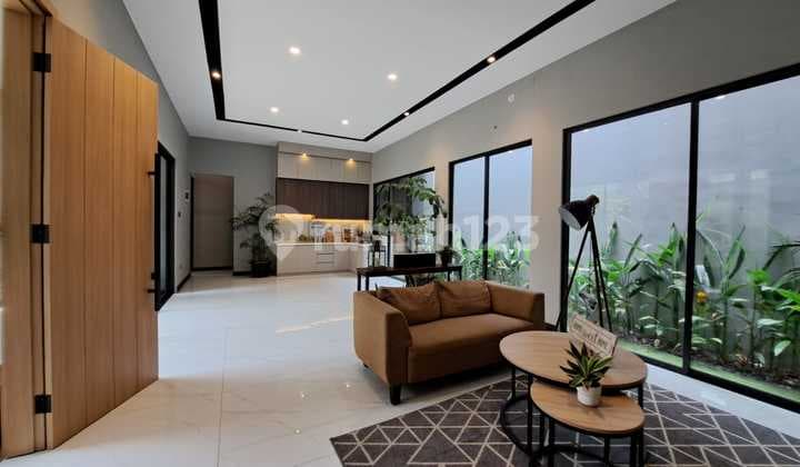 Rumah Asri Gaya Villa dengan Tanah Berkontur Attic dan Roof Top 3 Lantai Luas 252 Meter Bangunan 400 Meter SHM Dekat Tol Stasiun Kereta di The Green BSD City Tangerang Selatan Indonesia