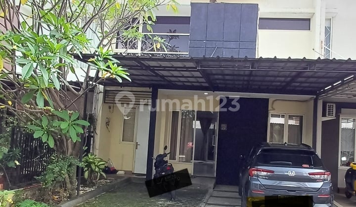 Rumah 2 Lantai di Jatimelati, Bekasi.disewakan Rumah di Wilayah yang Tenang dengan Pemandangan Permukiman Warga. Properti 2 Lantai Bergaya Modern Ini Berada di Lingkungan Strategis.kategorinya Adalah Sebagai Berikut: - Kamar Tidur: 3 - Kamar Mandi: 2 - Se