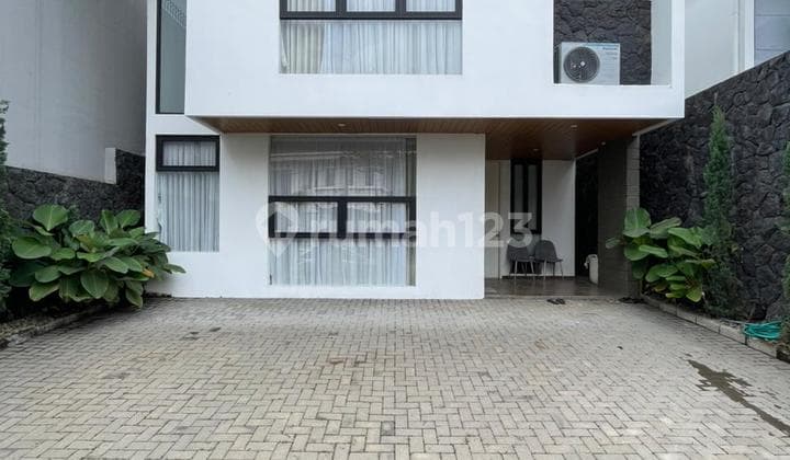 Dijual Rumah dengan Kolam Renang Pribadi Daerah Setiabudi Regency Bandung