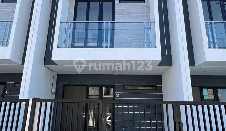 Rumah Baru Modern Tengah Surabaya 2,5 Lantai Semi Furnished
