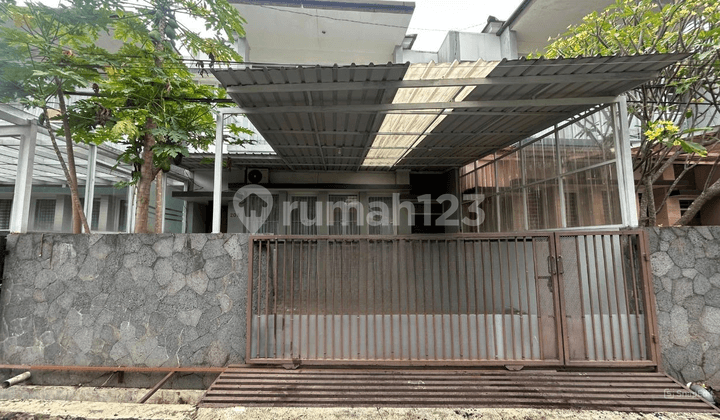 Rumah 2 Lantai Strategis Unfurnished Di daerah Setiabudi Bandung