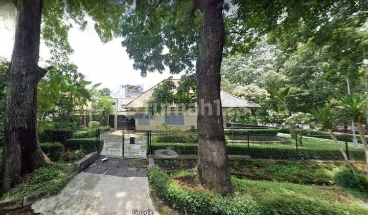 Old-Fashioned Single-Story House with Large Garden in Dago Area, Bandung