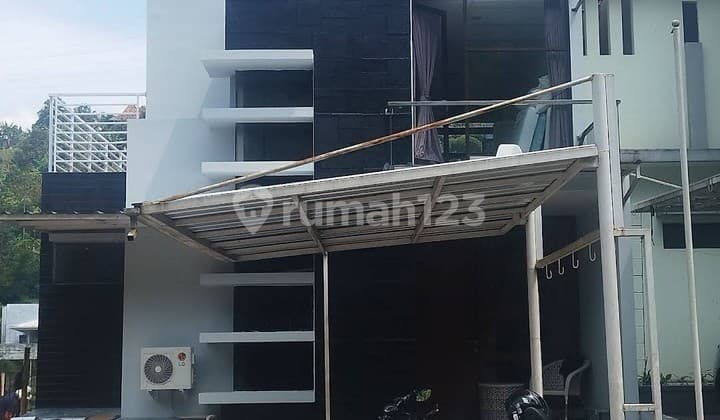 Rumah 2 Lantai Swimming Pool Daerah Dago Resort Bandung