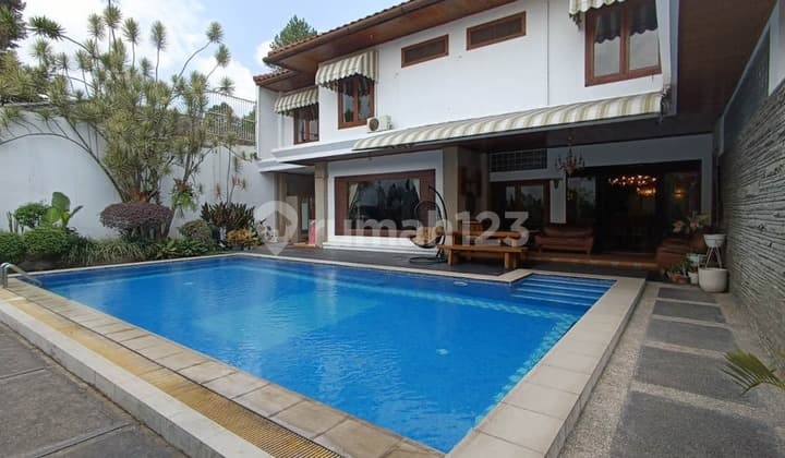 Rumah 2 Lantai Ada Kolam Renang Daerah Gegerkalon Bandung