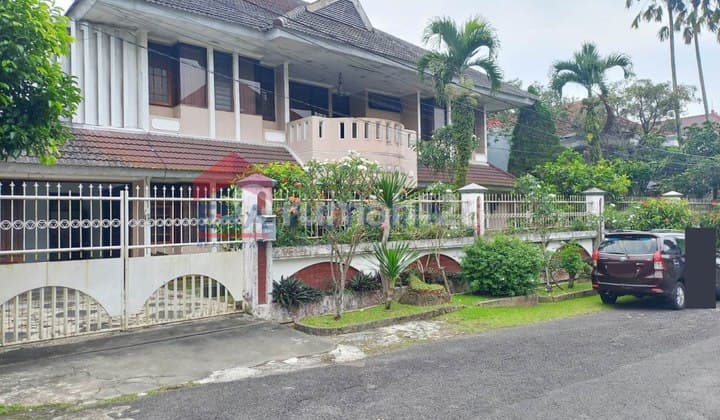 Rumah Besar Dengan Backyard Luas Dekat Elpico. Machung. Sekolah Charis