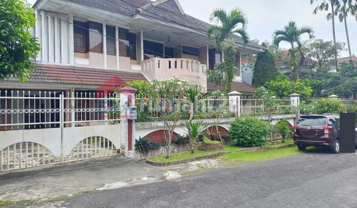 Rumah Besar Dengan Backyard Luas Dekat Elpico. Machung. Sekolah Charis