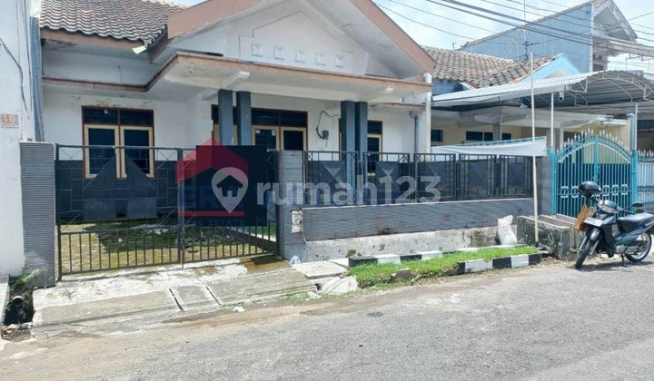 Rumah Dalam Perumahan One Gate System, Dekat Kuliner Sulfat, Kantor2 dan Fasilitas Umum Lainnya