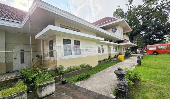 Rumah Kolonial Nyaman Halaman Luas di Jantung Kota Malang