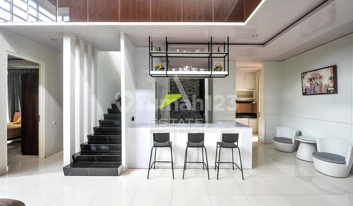 Rumah Megah Modern di Area Sejuk Kota Araya Malang