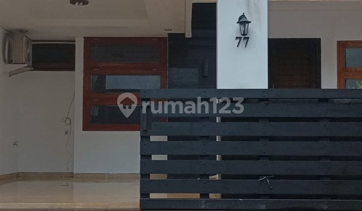 Rumah 3 Lantai yang Bagus dan Strategis di Lebak Bulus