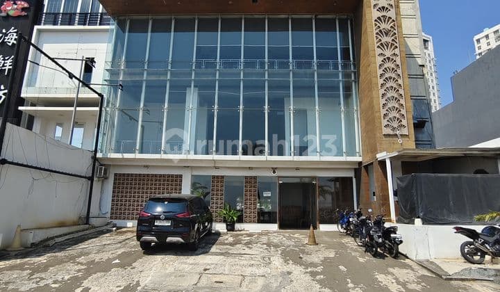 3-storey building at Pantai Mutiara Pluit, North Jakarta