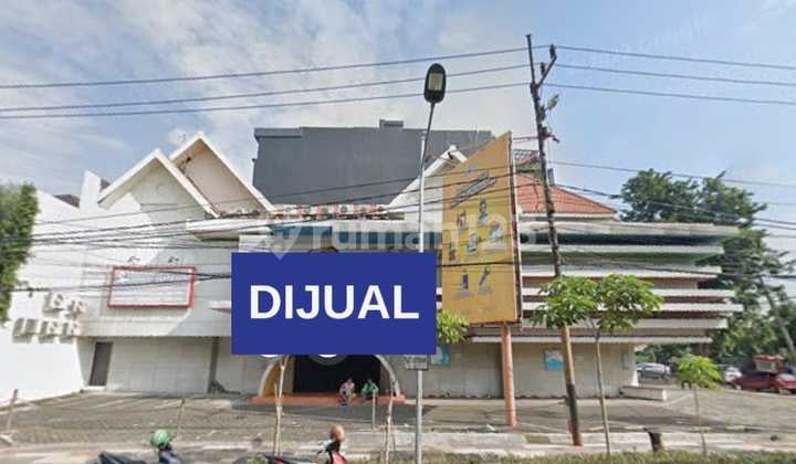 Bangunan Komersial Di Jantung Kota Surabaya