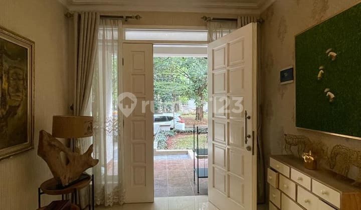 Rumah Cantik Depan Taman Legenda Wisata