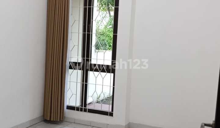 Disewakan Rumah Intercon Jakarta Barat Sudah Renovasi Semi Furnished Hadap Timur