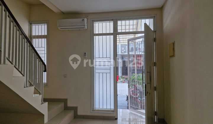 Disewakan Rumah Green Lake Lokasi Strategis Semi Furnished