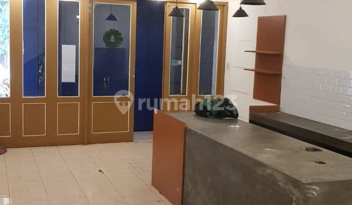 Ruko 3 lantai terletak di Sentra Bisnis, Strategis.