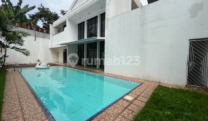 Rumah mewah luas dengan kolam renang besar di jalan bangka