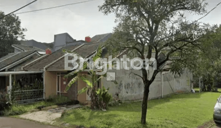 Rumah asri dengan taman yang lebar di hook dekat dengan 2 akses tol... nyaman dan bakal cuan banget.. harga nego lho