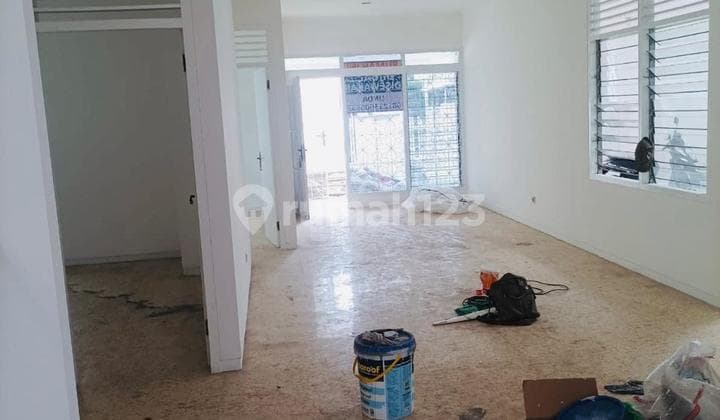 Dijual Rumah 1.5 Lantai - 3Br+1 (T/B 200 M² / 110 M²) SHM, 5 M, Kebon Jeruk, Jakarta Barat