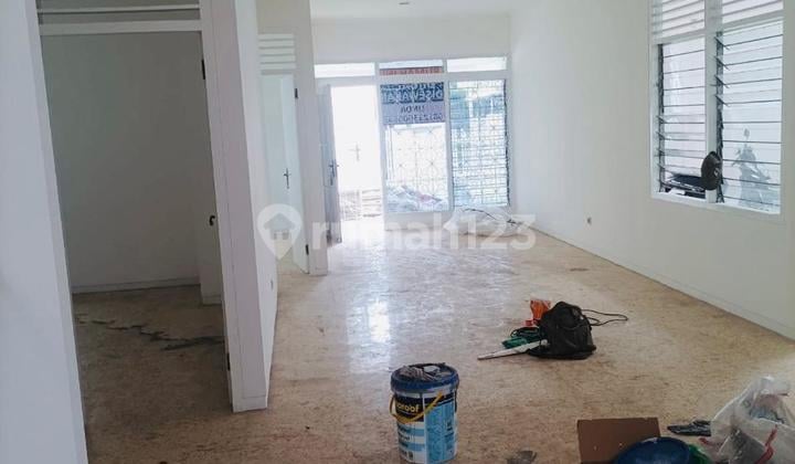 Dijual Rumah 1.5 Lantai - 3Br+1 (T/B 200 M² / 110 M²) SHM, 5 M, Kebon Jeruk, Jakarta Barat