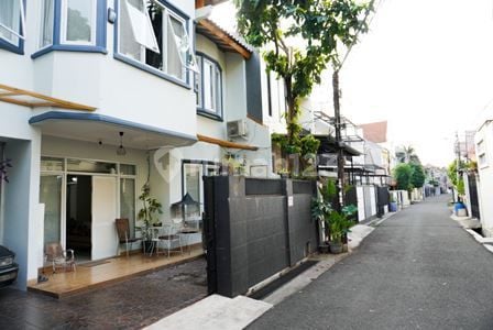 Tebet Ready-to-Occupy House in a Safe Neighborhood with 2-Car Road Access
