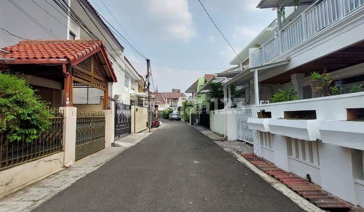 Tebet House in a Comfortable Location with Two-Car Access Road