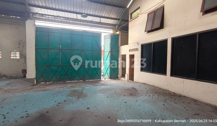 For Rent Warehouse Suitable for Showroom, Restaurant/ Souvenir Shop on Solo Street.