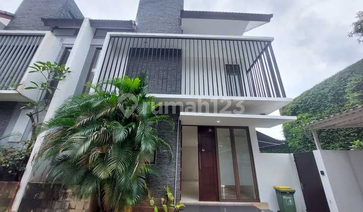 Disewakan Rumah Bagus 3 Lantai di Area Prime Kemang Bebas Banjir
