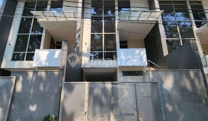 Rumah 2 Lantai Asri dan Nyaman di Sayap Sentraduta