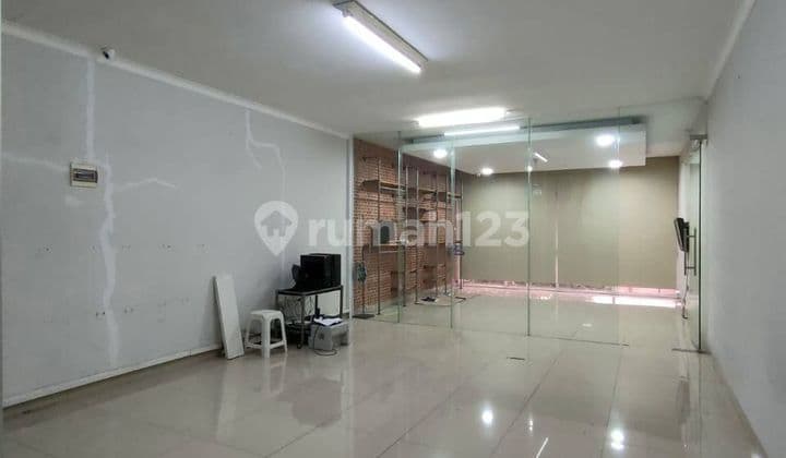 Ruko 3 lantai siap huni di pusat industri Holis