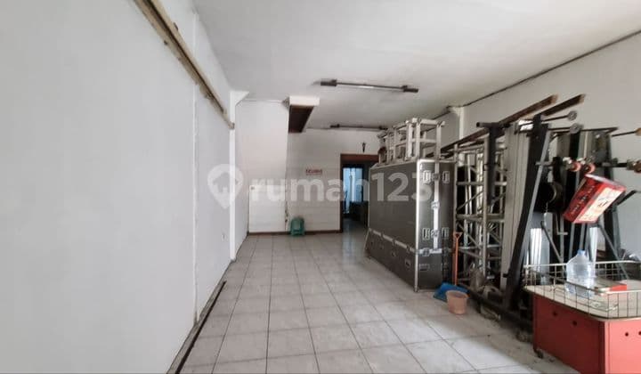 Ruko 3 lantai parkir luas siap pakai di Jl peta