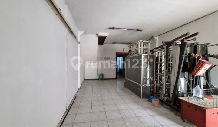 Ruko 3 lantai parkir luas siap pakai di Jl peta