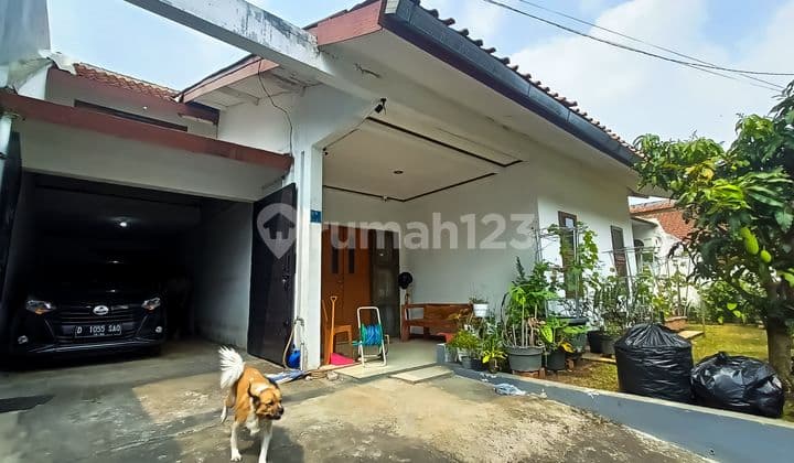 Rumah dengan taman luas siap huni di Sayap gunung batu