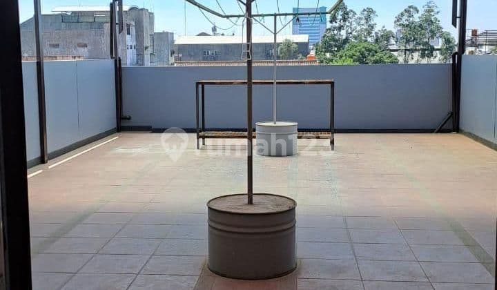 Rumah 2 Lantai dengan Rooftop Siap Huni di Sayap Sudirman
