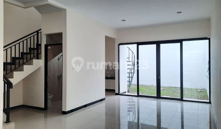 Rumah 2 lantai baru renovasi siap huni di TKI 5