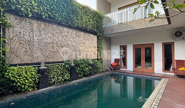 Rumah Lux dengan Kolam Renang di Jl. Moh. Ramdhan
