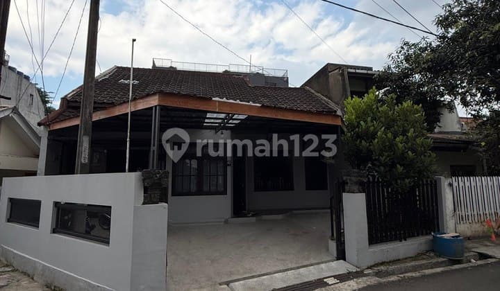 Rumah Hook 1 Lantai Furnish Siap Huni di Sayap Lengkong