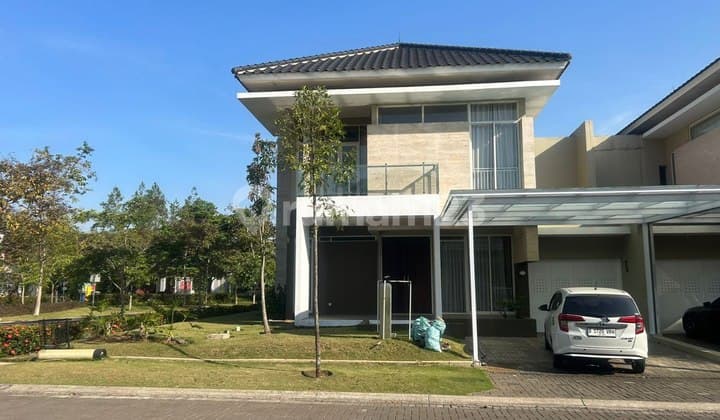 Ready-to-Occupy Hook House in Kota Baru Parahyangan