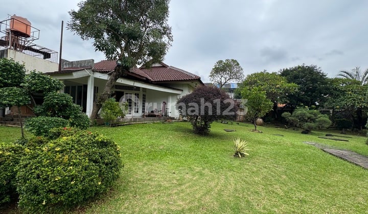 Do you like Classic Javanese Vintage Houses? This House Is Perfect For You. in Joglo, West Jakarta