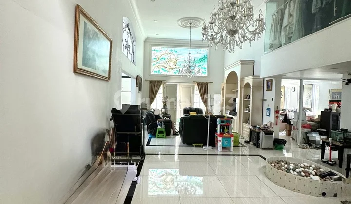 Ready-to-Move-In Classic Luxury House, No Adjacent Neighbors in Tomang, West Jakarta - Freehold Title (SHM)