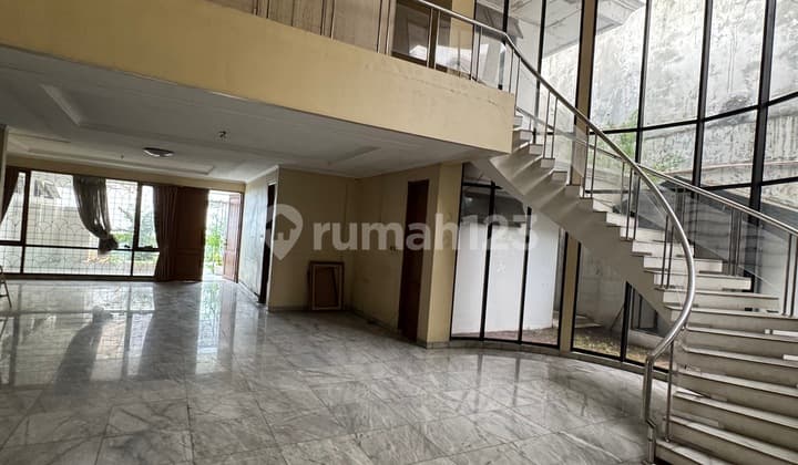 Rumah Strategis Menteng Jakarta Pusat Ada Kolam Renang,Parkir Luas, Backyard Cocok untuk Resto