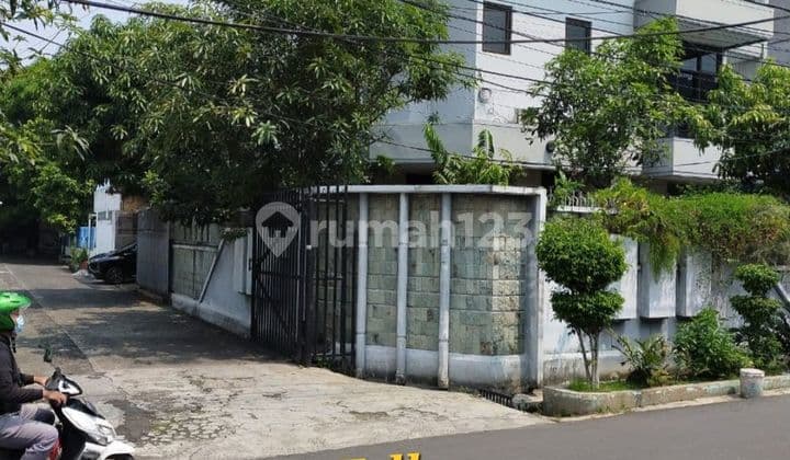 Quick Sale 3-Story House, Corner Position, Strategic Location, Close to Mangga Besar Station and MRT