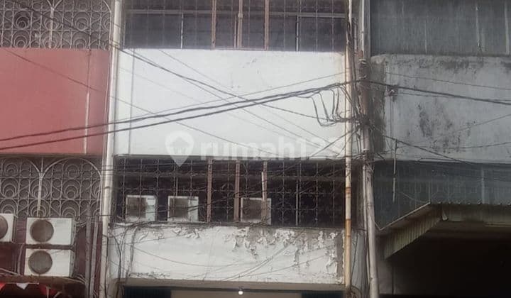 Quick sale of a through shophouse, suitable for office and warehouse, container access, P. Jayakarta.