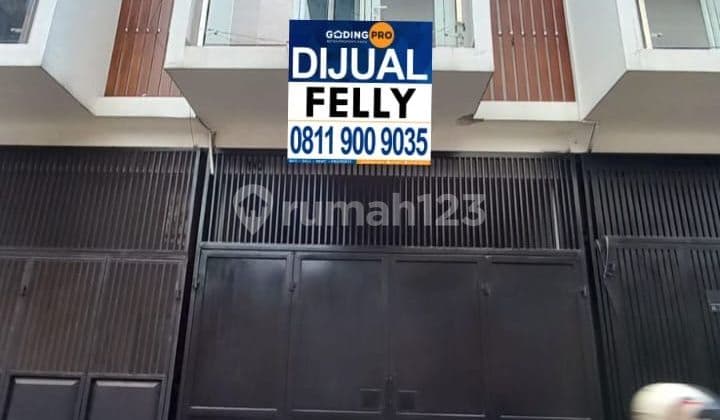 2-story house ready to use, strategic area, Central Jakarta