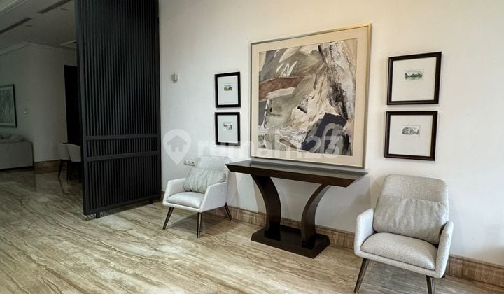 Disewakan Rumah Mewah Graha Family di Cluster Favorite Dekat Mall