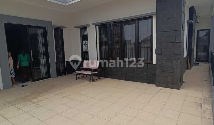 Dijual Rumah Dharmahusada Lokasinya bagus dan lahan parkir banyak