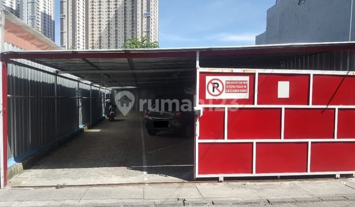 Parkiran Mobil di Jl. Kalijudan Taruna Dekat Raya Merr, RSIA merr